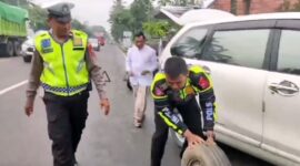 Satlantas Polres Lumajang bantu pengendara ban mobilnya bocor