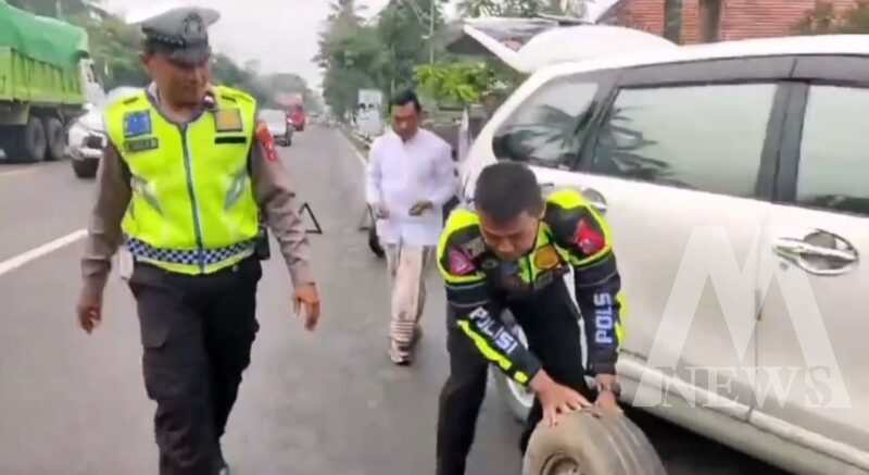 Satlantas Polres Lumajang bantu pengendara ban mobilnya bocor