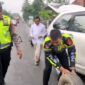 Satlantas Polres Lumajang bantu pengendara ban mobilnya bocor