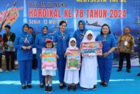 Ketua Gabungan Jalasenastri Kodikalatal Ny. Ayu Nur Alamsyah saksikan pemecah rekor Muri lomba mewarnai