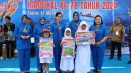 Ketua Gabungan Jalasenastri Kodikalatal Ny. Ayu Nur Alamsyah saksikan pemecah rekor Muri lomba mewarnai