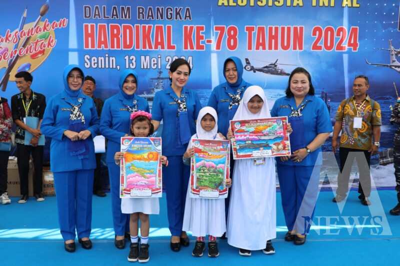 Ketua Gabungan Jalasenastri Kodikalatal Ny. Ayu Nur Alamsyah saksikan pemecah rekor Muri lomba mewarnai