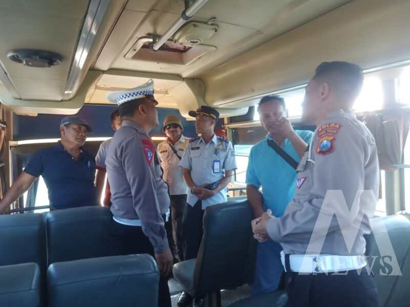 Satlantas Polres Tanjung Perak Rampcheck di garasi bus