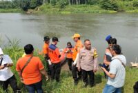 Polisi dan tim gabungan evakuasi korban hanyut