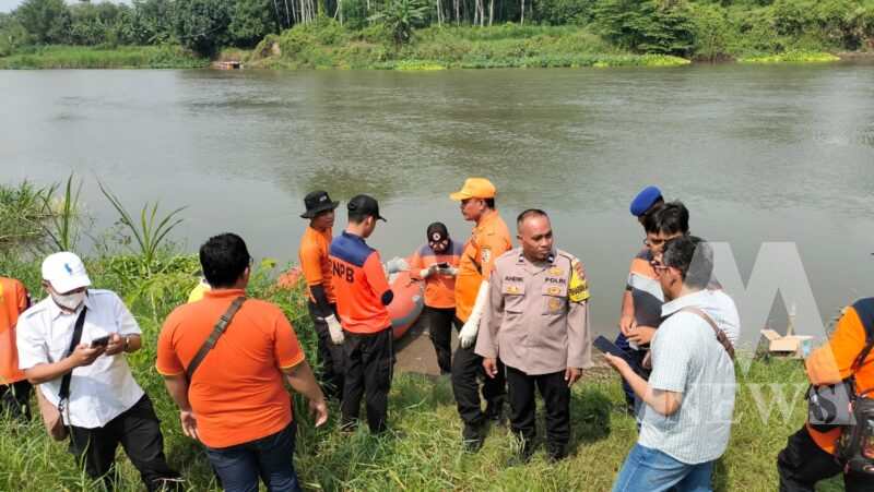 Polisi dan tim gabungan evakuasi korban hanyut
