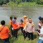 Polisi dan tim gabungan evakuasi korban hanyut