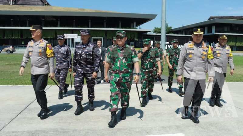 Kapolda Jatim Irjen Pol Drs. Imam Sugianto saat cek pengamanan KTT WWF
