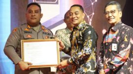 Kapolres Tanjung Perak AKBP William Cornelis Tanasale terima penghargaan