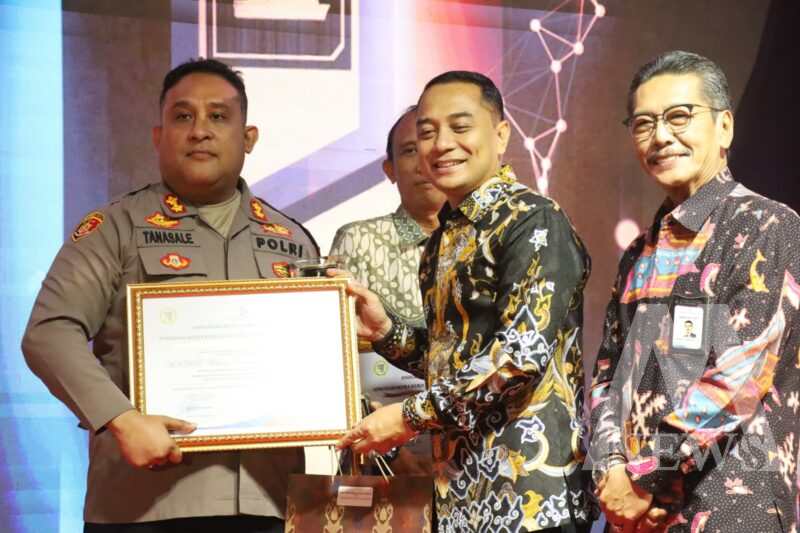 Kapolres Tanjung Perak AKBP William Cornelis Tanasale terima penghargaan