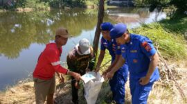 Satpolairud Polresta Sidoarjo dan warga bersihkan sampah