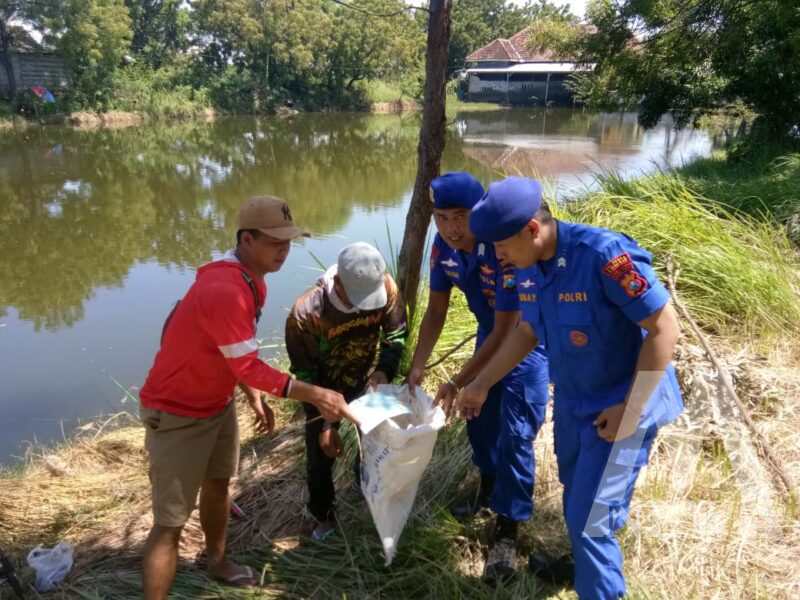 Satpolairud Polresta Sidoarjo dan warga bersihkan sampah