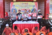 Tersangka diamankan Polisi beserta barang buktinya