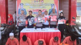 Tersangka diamankan Polisi beserta barang buktinya