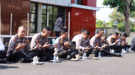 Kapolres Bojonegoro AKBP Mario Prahatinto bersama anggota