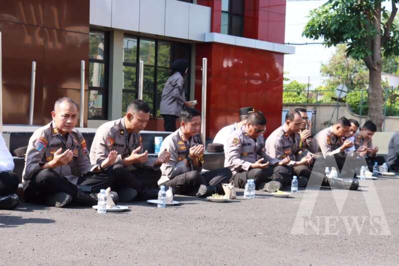 Kapolres Bojonegoro AKBP Mario Prahatinto bersama anggota