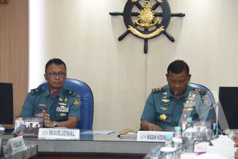 Wadan Kodiklatal Laksda TNI Eko Wahjono bersama Wairjenal Laksma TNI Fransiskus Sugeng Rianto