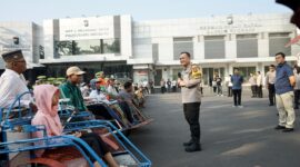 Kapolrestabes Surabaya Kombespol Pasmar Royce sarapan bareng abang becak