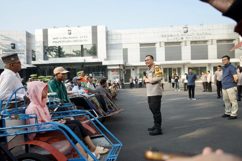 Kapolrestabes Surabaya Kombespol Pasmar Royce sarapan bareng abang becak