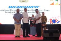 Dirresnarkoba Polda Jatim Kombespol Robert Dacosta bersama Bupati Gresik Gus Yani