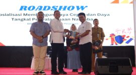 Dirresnarkoba Polda Jatim Kombespol Robert Dacosta bersama Bupati Gresik Gus Yani