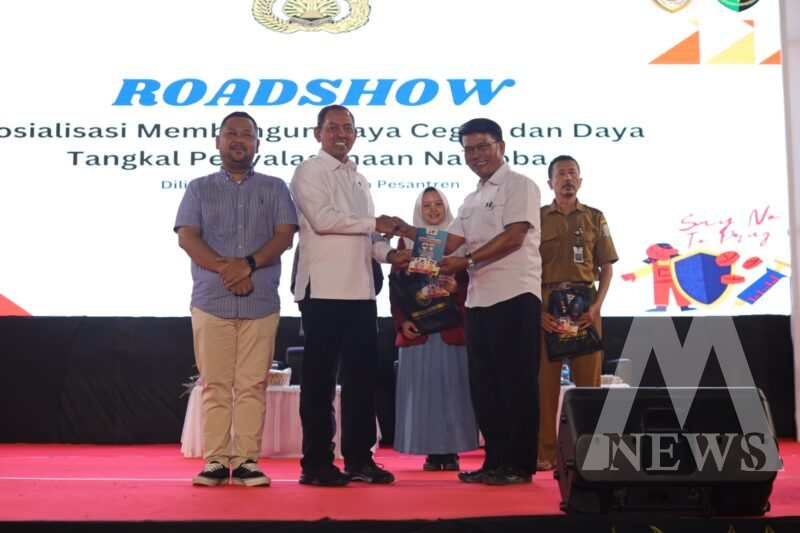 Dirresnarkoba Polda Jatim Kombespol Robert Dacosta bersama Bupati Gresik Gus Yani