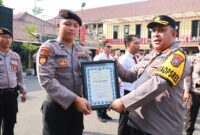 Kapolres Tanjung Perak AKBP William Cornelis Tanasale beri penghargaan anggota berprestasi