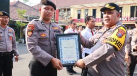 Kapolres Tanjung Perak AKBP William Cornelis Tanasale beri penghargaan anggota berprestasi
