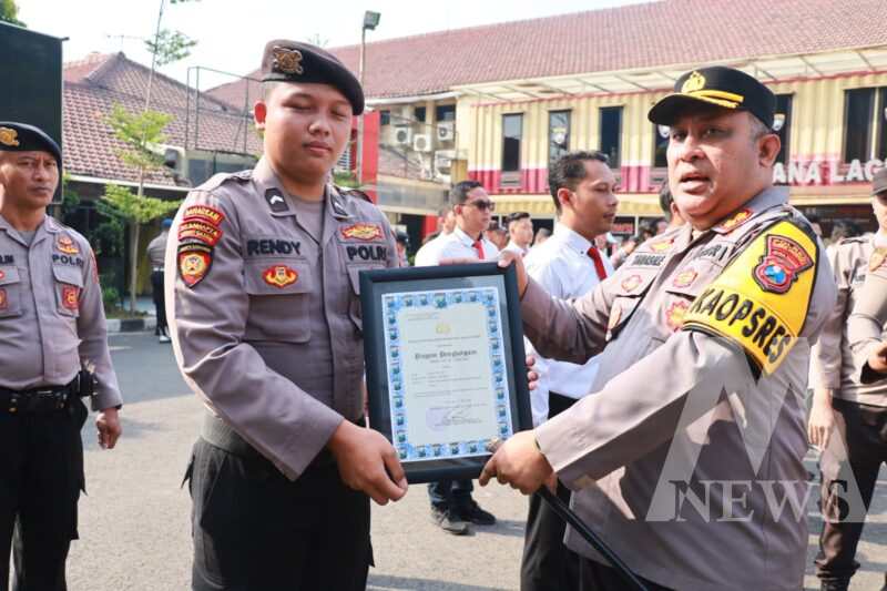 Kapolres Tanjung Perak AKBP William Cornelis Tanasale beri penghargaan anggota berprestasi