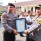 Kapolres Tanjung Perak AKBP William Cornelis Tanasale beri penghargaan anggota berprestasi