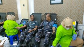 Wadan Puslatdiksarmil Kodiklatal Letkol Marinir Martin Manurung ikuti Donor Darah