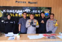 Tersangka diamankan Polisi beserta barang buktinya