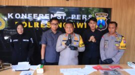 Tersangka diamankan Polisi beserta barang buktinya