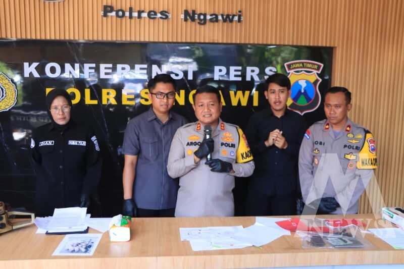 Tersangka diamankan Polisi beserta barang buktinya