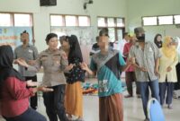 Polwan Polres Mojokerto dan ODGJ Joget Poco-poco