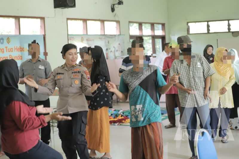 Polwan Polres Mojokerto dan ODGJ Joget Poco-poco