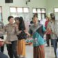 Polwan Polres Mojokerto dan ODGJ Joget Poco-poco