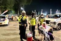 Polwan Polres Lumajang bantu Calon Jamaah Haji