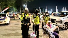 Polwan Polres Lumajang bantu Calon Jamaah Haji