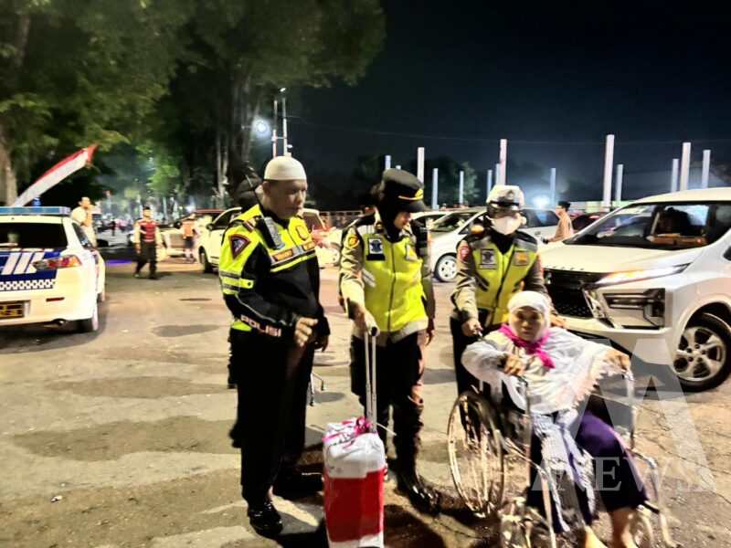 Polwan Polres Lumajang bantu Calon Jamaah Haji