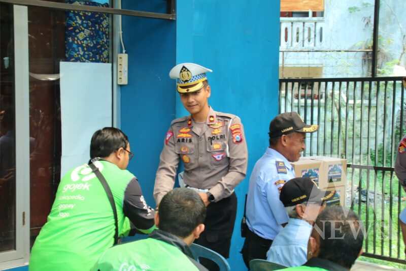 Kasat Lantas Polresta Malang Kota Kompol Aristianto Budi Sutrisno bersama Driver Ojol dan Kamling Udara
