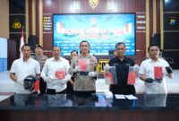 Tersangka diamankan Polisi beserta barang buktinya