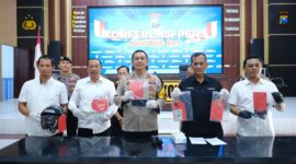 Tersangka diamankan Polisi beserta barang buktinya