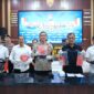 Tersangka diamankan Polisi beserta barang buktinya