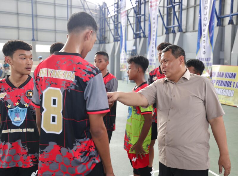 Kabid Humas Polda Jatim Kombespol Dirmanto saat beri arahan