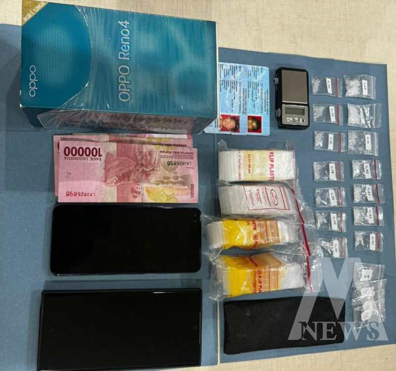 Tersangka diamankan Polisi beserta barang buktinya