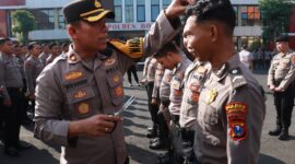 Wakapolres Bojonegoro Kompol David Manurung cek penampilan personel