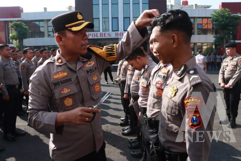 Wakapolres Bojonegoro Kompol David Manurung cek penampilan personel