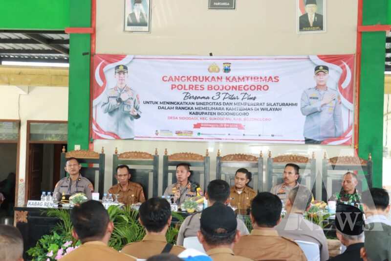 Kapolres Bojonegoro AKBP Mario Prahatinto saat Cangkrukan Kamtibmas