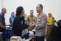 Kapolres Malang AKBP Putu Kholis Aryana bersama keluarga korban kanjuruhan