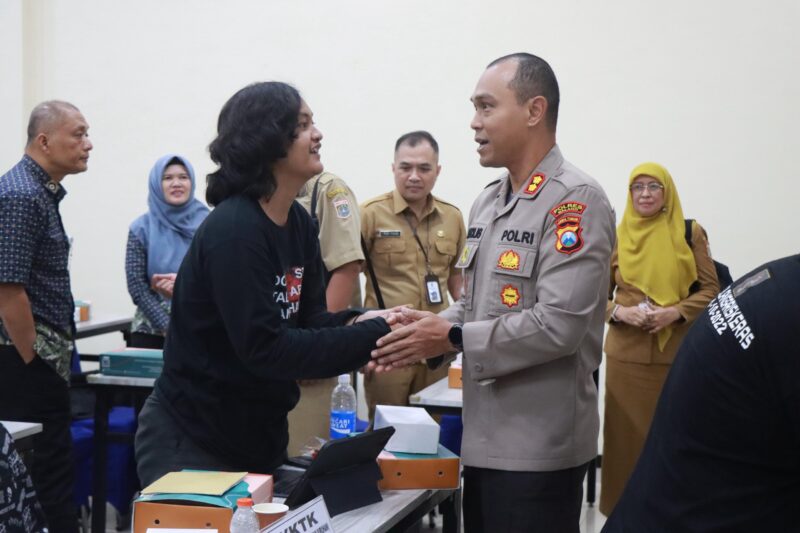 Kapolres Malang AKBP Putu Kholis Aryana bersama keluarga korban kanjuruhan